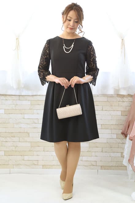 ブラックの七分袖レースドレス
