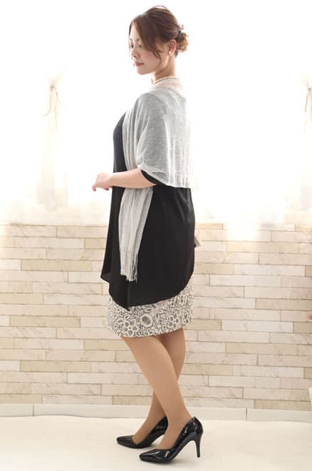 ブラック×ベージュのポンチョ付きセットドレス