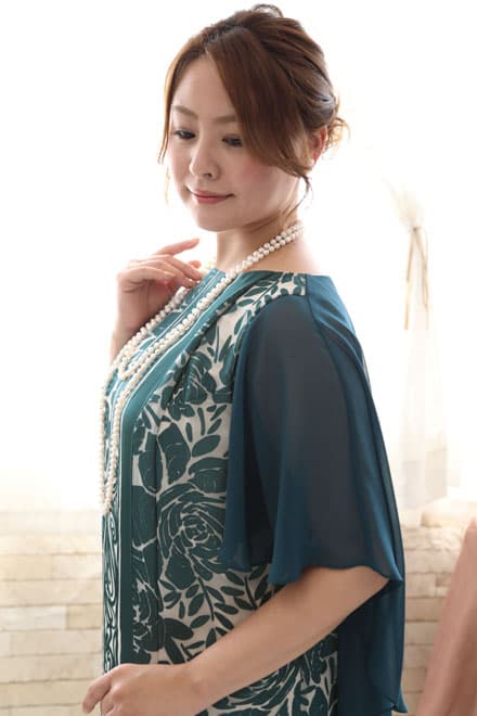 グリーンの花柄サテンIラインドレス