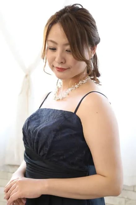 ネイビーのシャンタンレースドレス