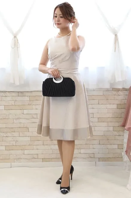 ベージュの斜めドレープドレス