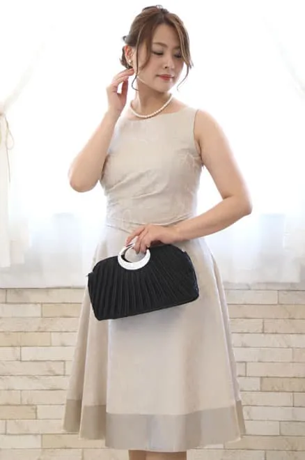 ベージュの斜めドレープドレス