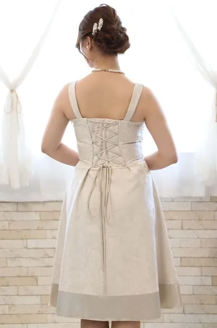 ベージュの斜めドレープドレス