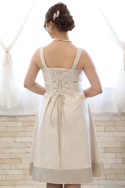 ベージュの斜めドレープドレス