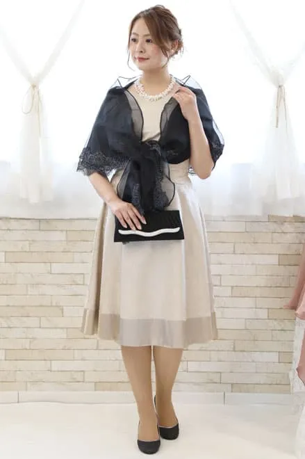 ベージュの斜めドレープドレス