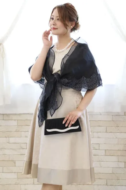 ベージュの斜めドレープドレス