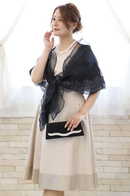 ベージュの斜めドレープドレス