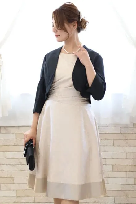 ベージュの斜めドレープドレス