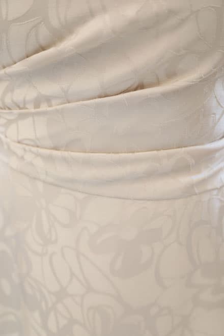 ベージュの斜めドレープドレス