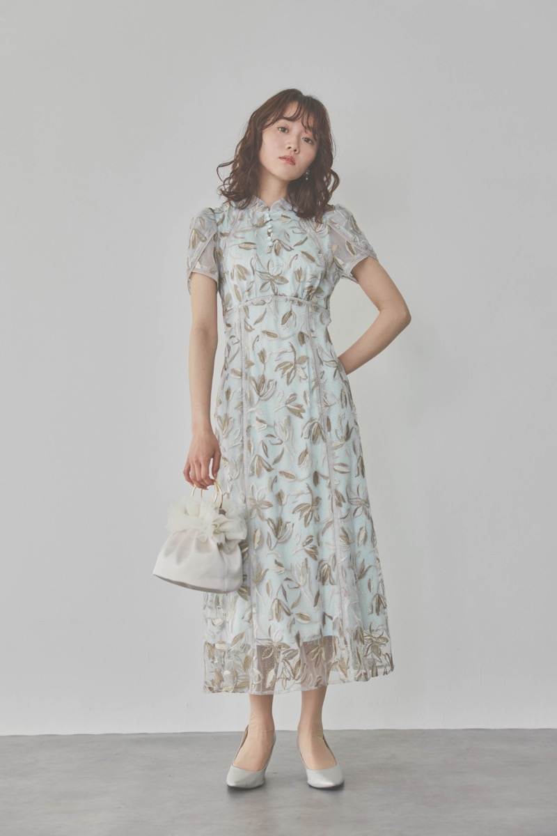 ベージュのサテンフリルバッグ