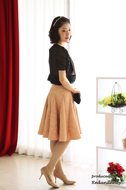 サーモンピンクの花柄刺繍フィットアンドフレアドレスコーディネートセット