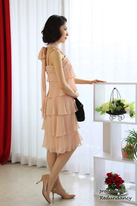 ピンクのホルターネックティアードフリルドレスコーディネートセット