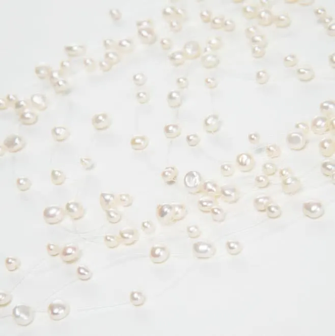 ホワイトパールのワイヤーロングネックレス