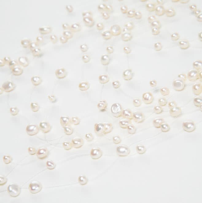 ホワイトパールのワイヤーロングネックレス