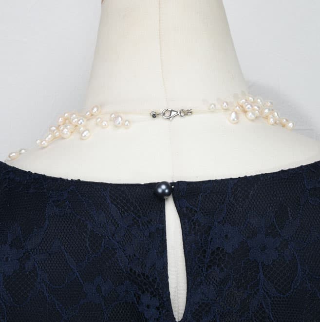 ホワイトパールのワイヤーロングネックレス