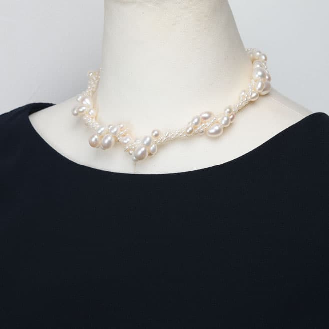 ホワイトパールツイストネックレス