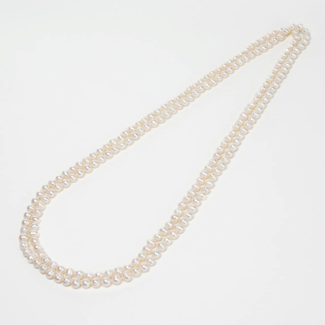 ホワイトパールのスタンダードロングネックレス