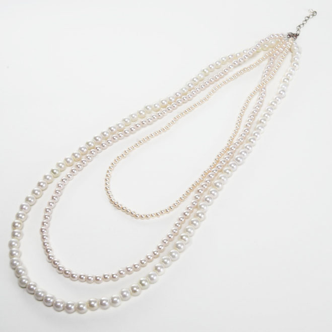 ホワイトパールの三連ロングネックレス