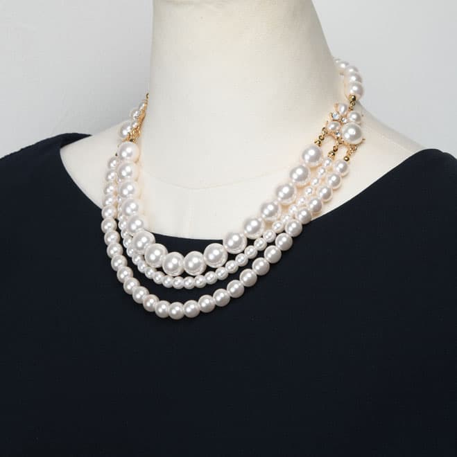 ホワイトパールのビジュー付三連ハーフ