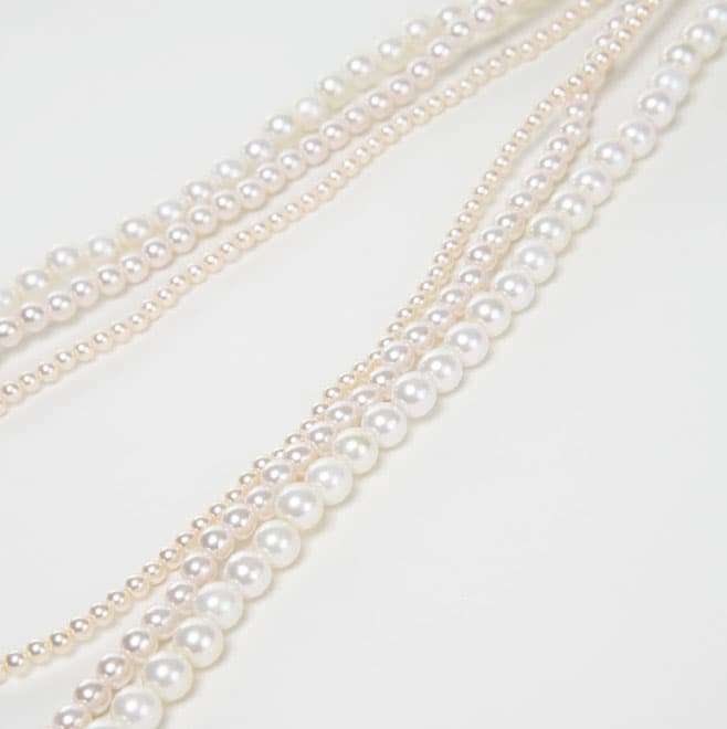 ホワイトパールの三連ロングネックレス
