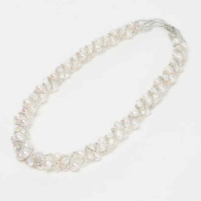 ホワイトビーズ編みこみショートネックレス