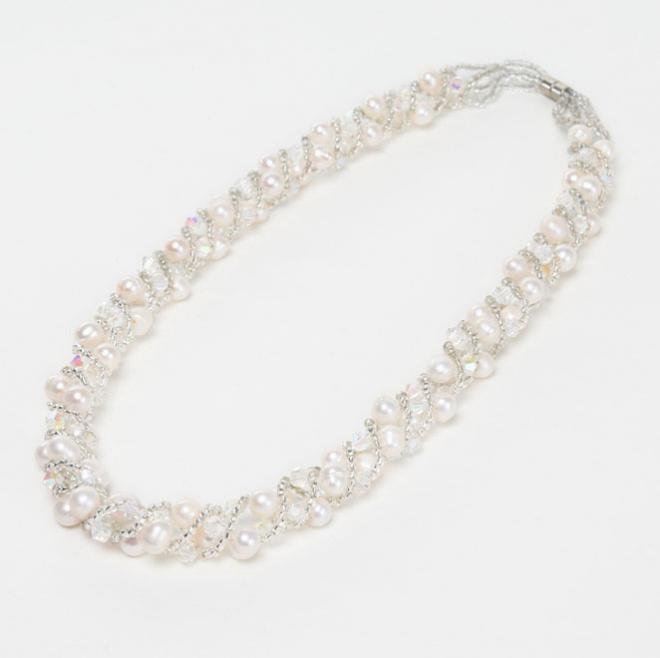 ホワイトビーズ編みこみショートネックレス