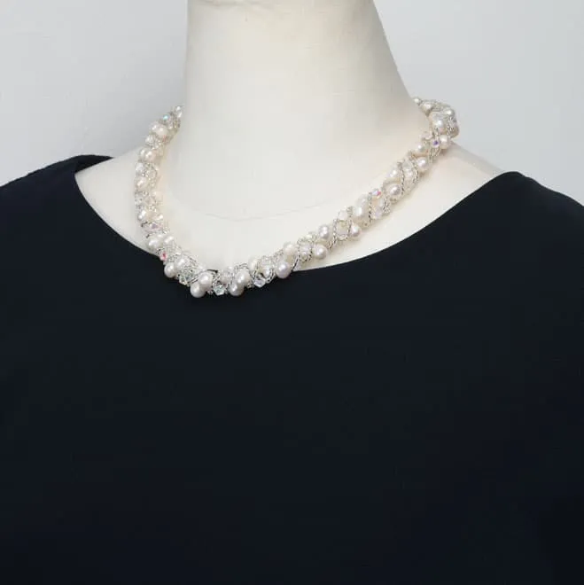 ホワイトビーズ編みこみショートネックレス