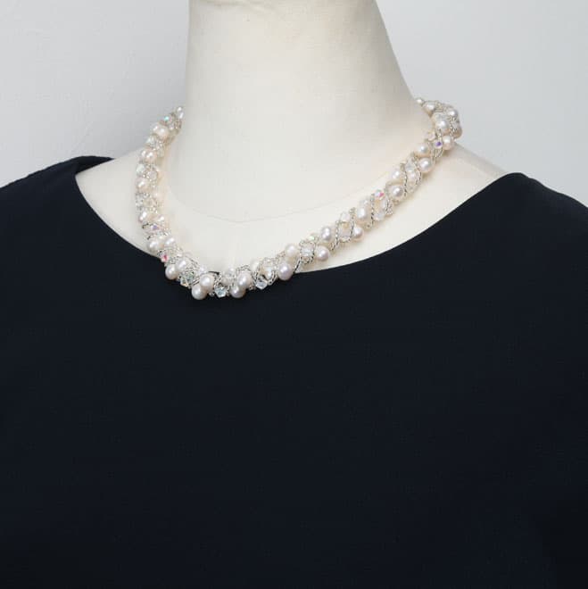 ホワイトビーズ編みこみショートネックレス