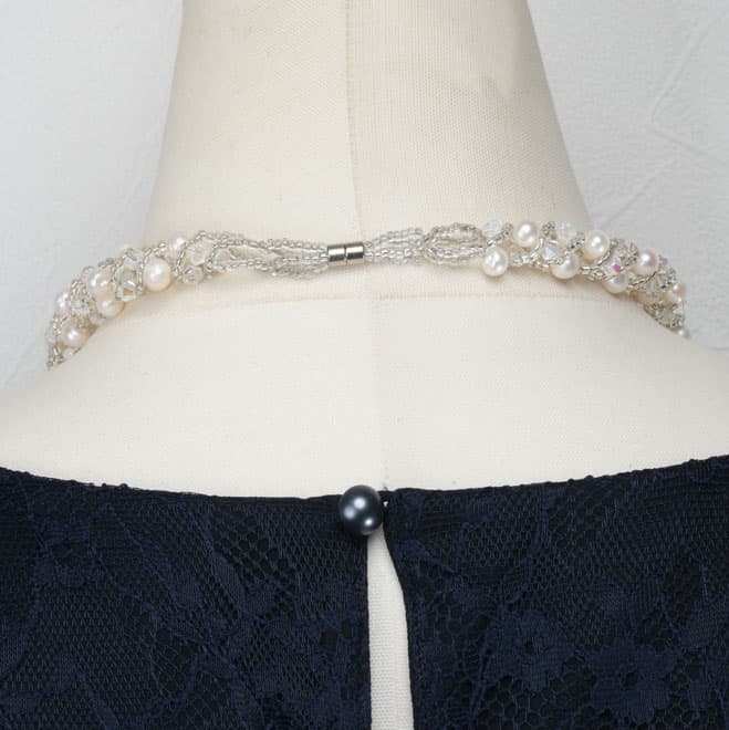 ホワイトビーズ編みこみショートネックレス