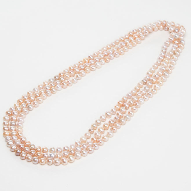 サーモンピンクのロングネックレス