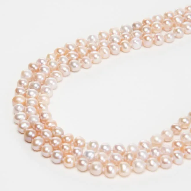 サーモンピンクのロングネックレス