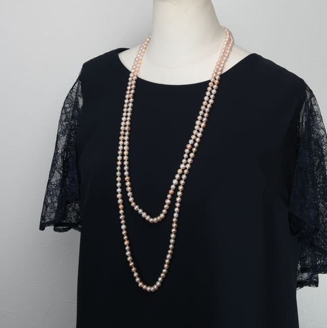 サーモンピンクのロングネックレス