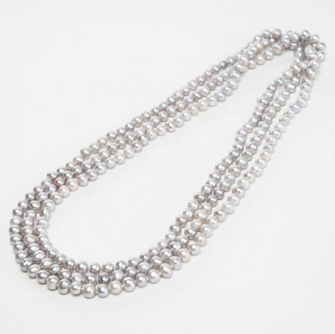 シルバーパールのロングネックレス