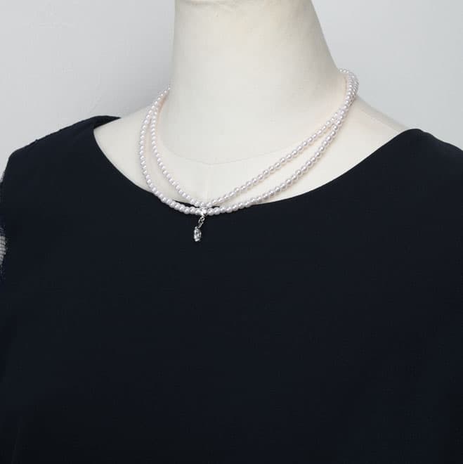 ホワイトパール2連のクリスタルチャームネックレス