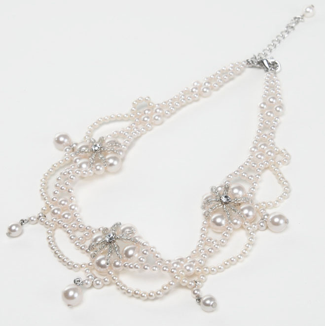 ホワイトパールの花モチーフネックレス