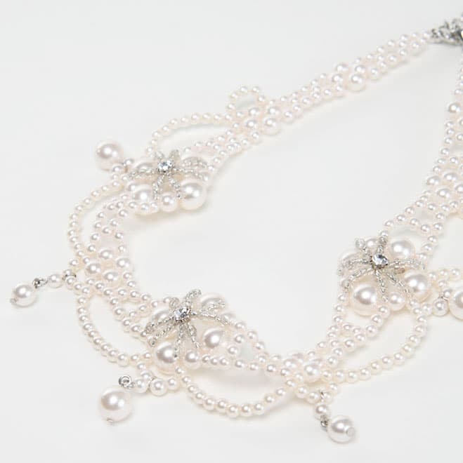 ホワイトパールの花モチーフネックレス
