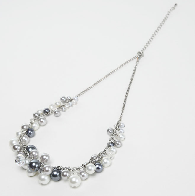 シルバーの大小パールのネックレス