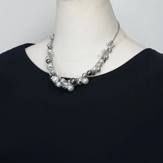 シルバーの大小パールのネックレス
