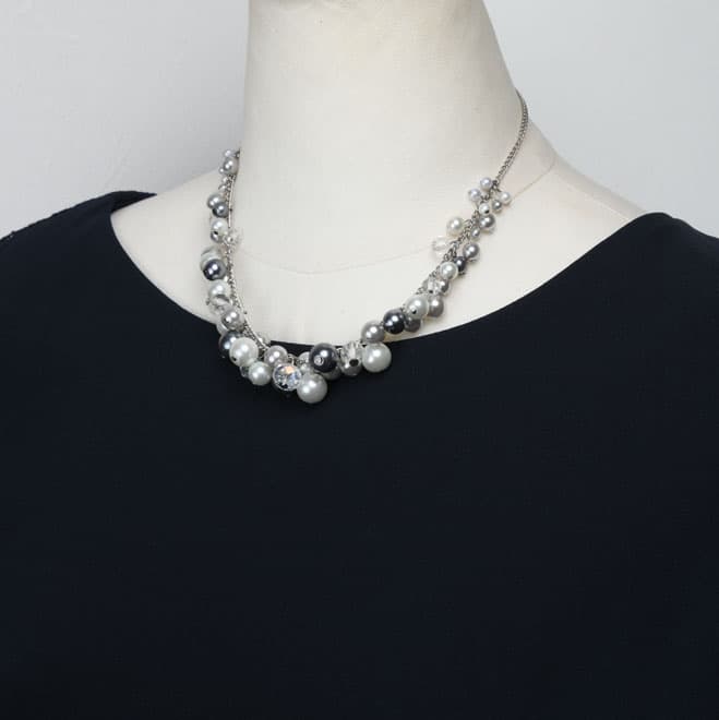 シルバーの大小パールのネックレス