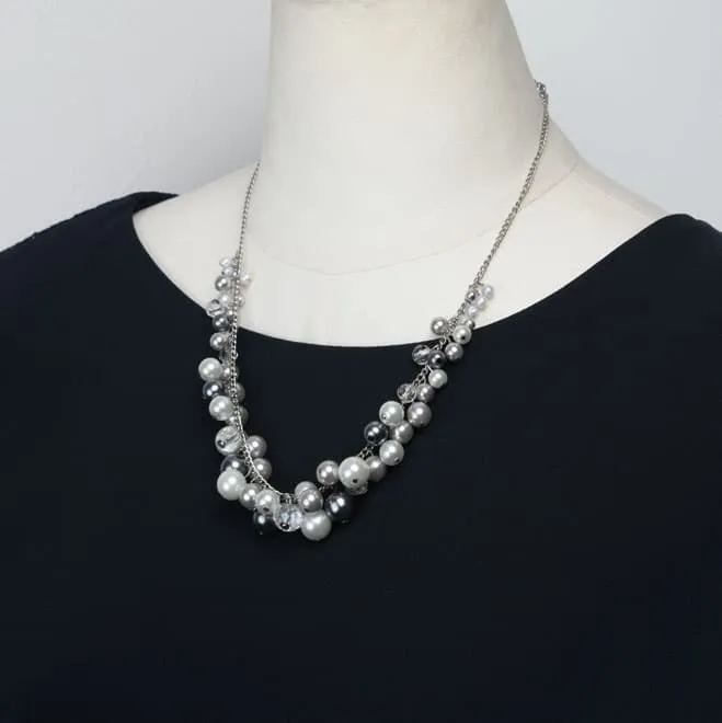 シルバーの大小パールのネックレス