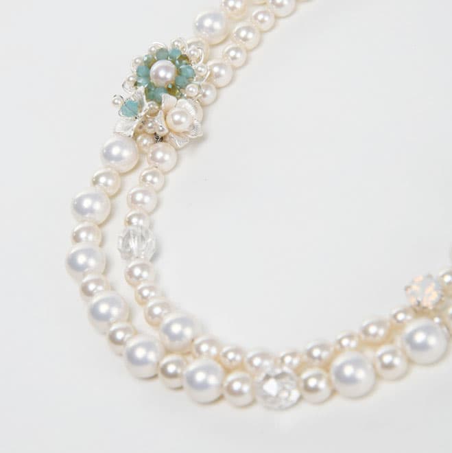 ホワイトパールとグリーンのお花のネックレス