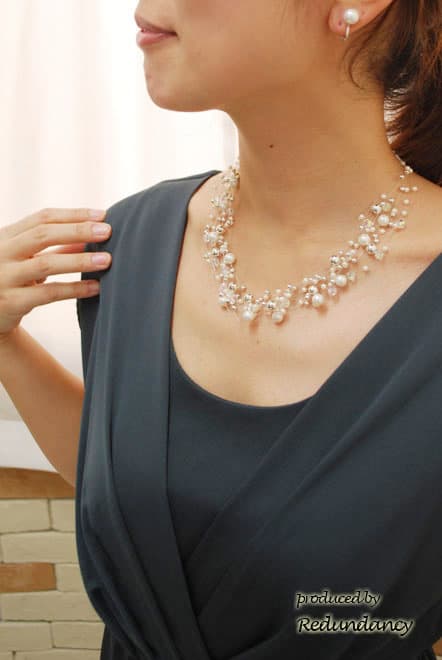 ホワイトパールのクリスタルワイヤーネックレス