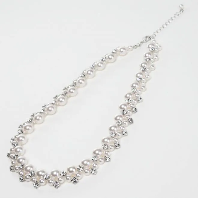 ホワイトパールとダイヤ調ストーンのネックレス