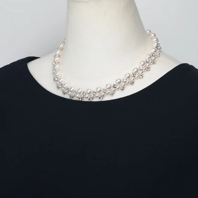 ホワイトパールとダイヤ調ストーンのネックレス