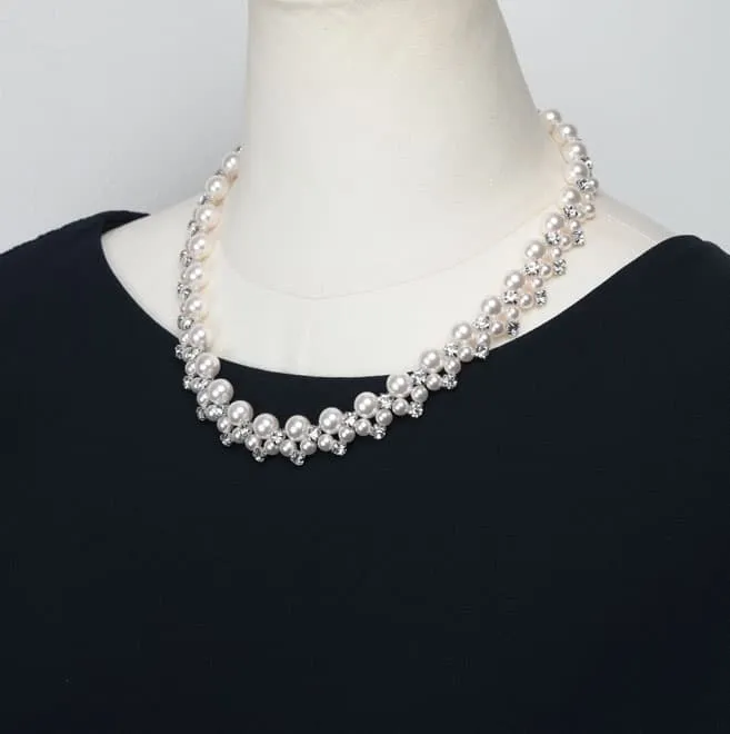 ホワイトパールとダイヤ調ストーンのネックレス