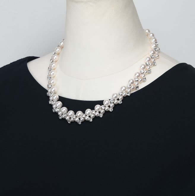 ホワイトパールとダイヤ調ストーンのネックレス