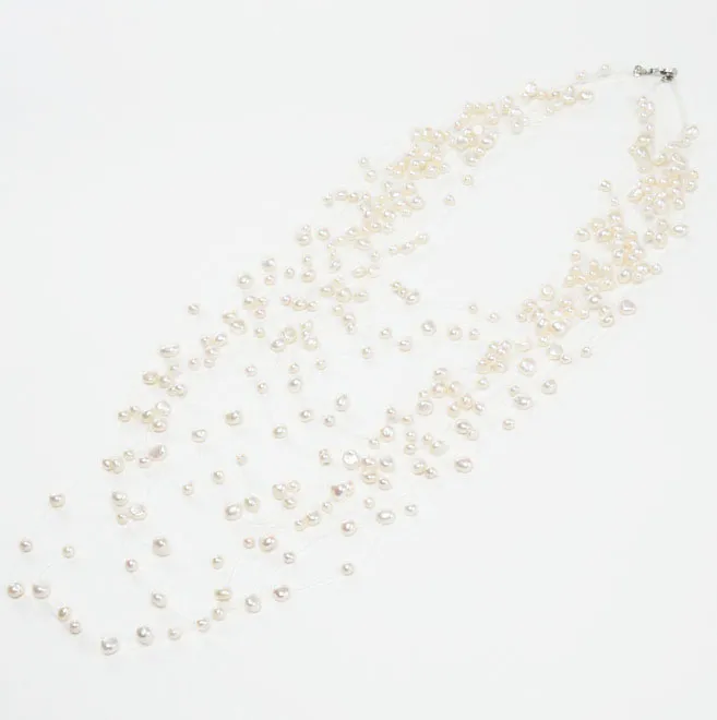 ホワイトパールのワイヤーロングネックレス