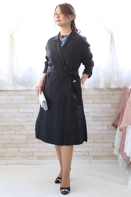 ネイビーのスリット入り撥水加工コート