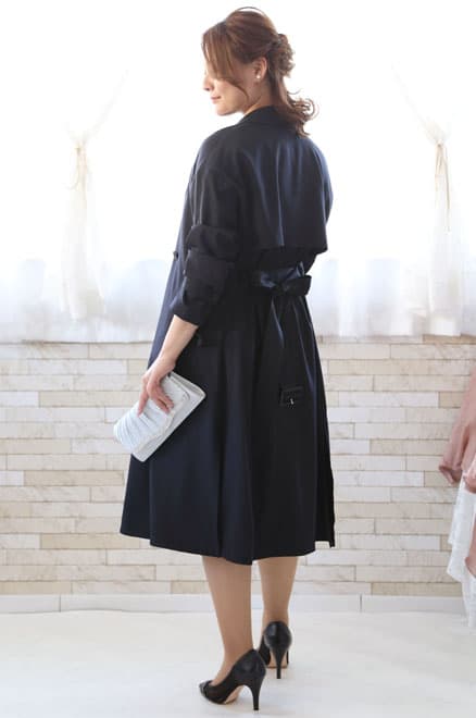 ネイビーのスリット入り撥水加工コート