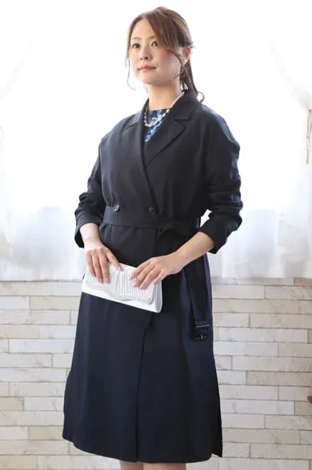 ネイビーのスリット入り撥水加工コート